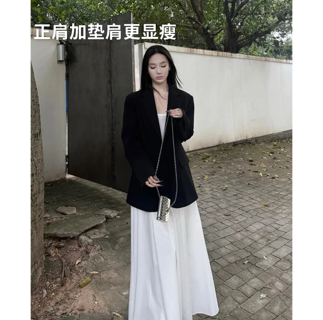雯雯子推荐春季新款高级感正肩西服垫肩更显瘦➕白色调节吊带长裙