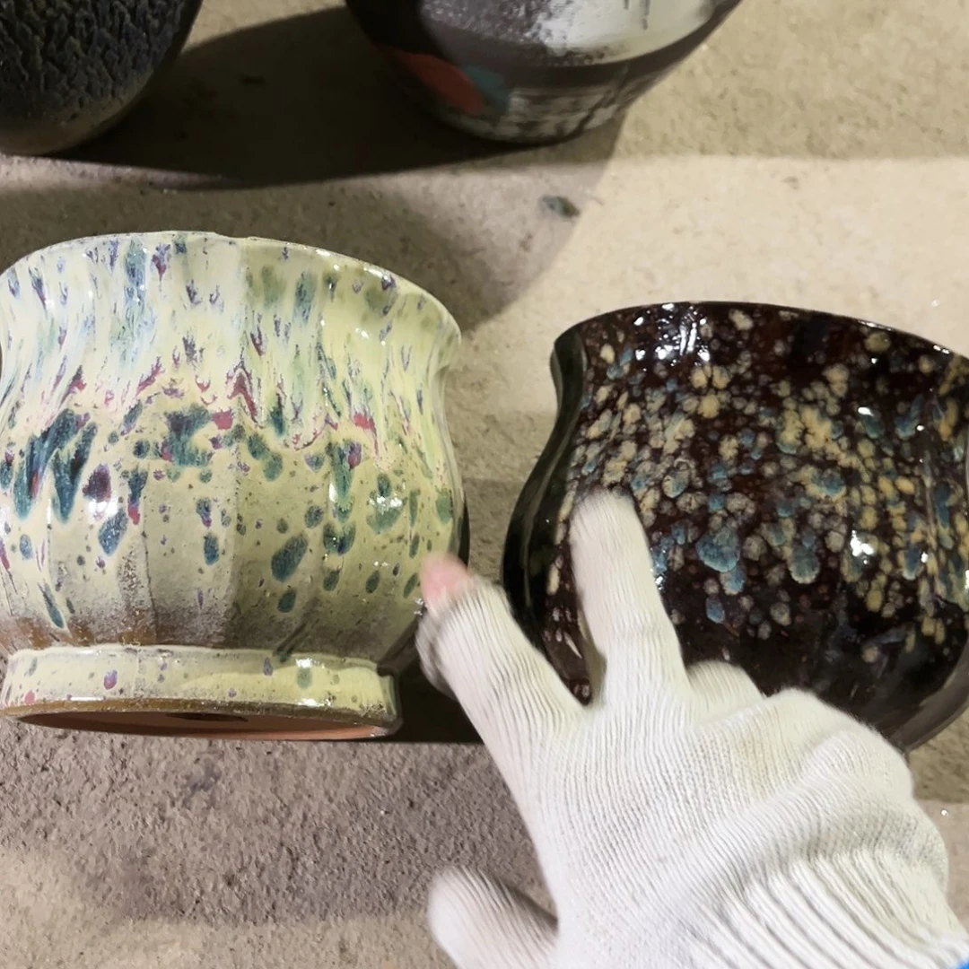 紫砂花盆花盆里的小猫咪