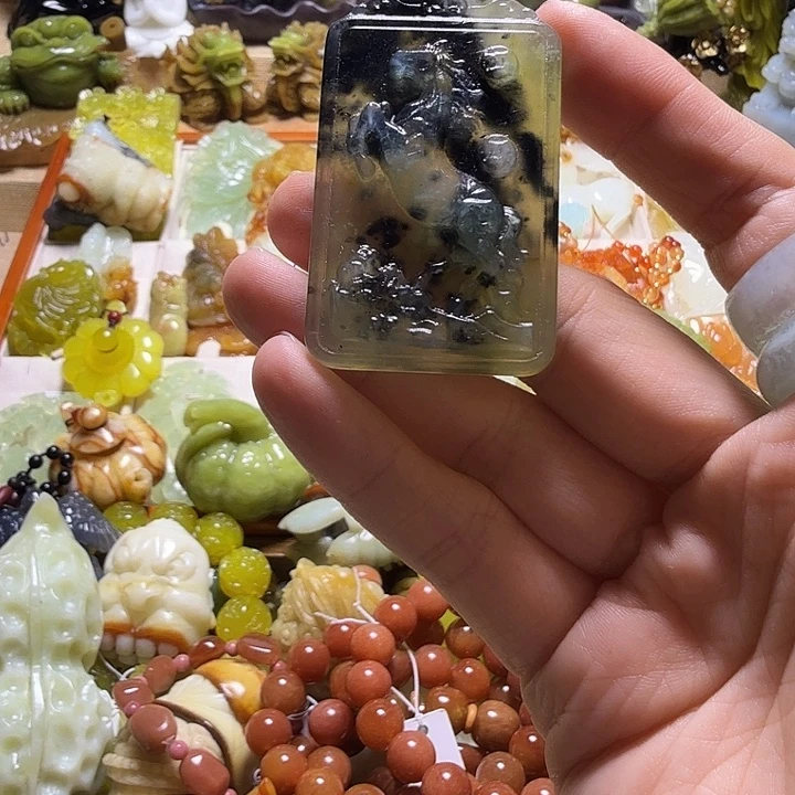 蛇纹石玉未镶嵌颈饰
