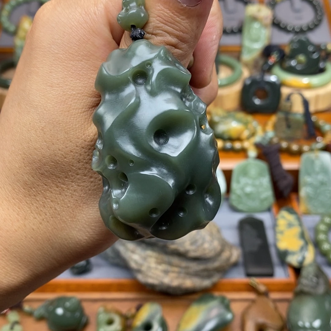 未镶嵌岫岩老玉（透闪石质玉）把件