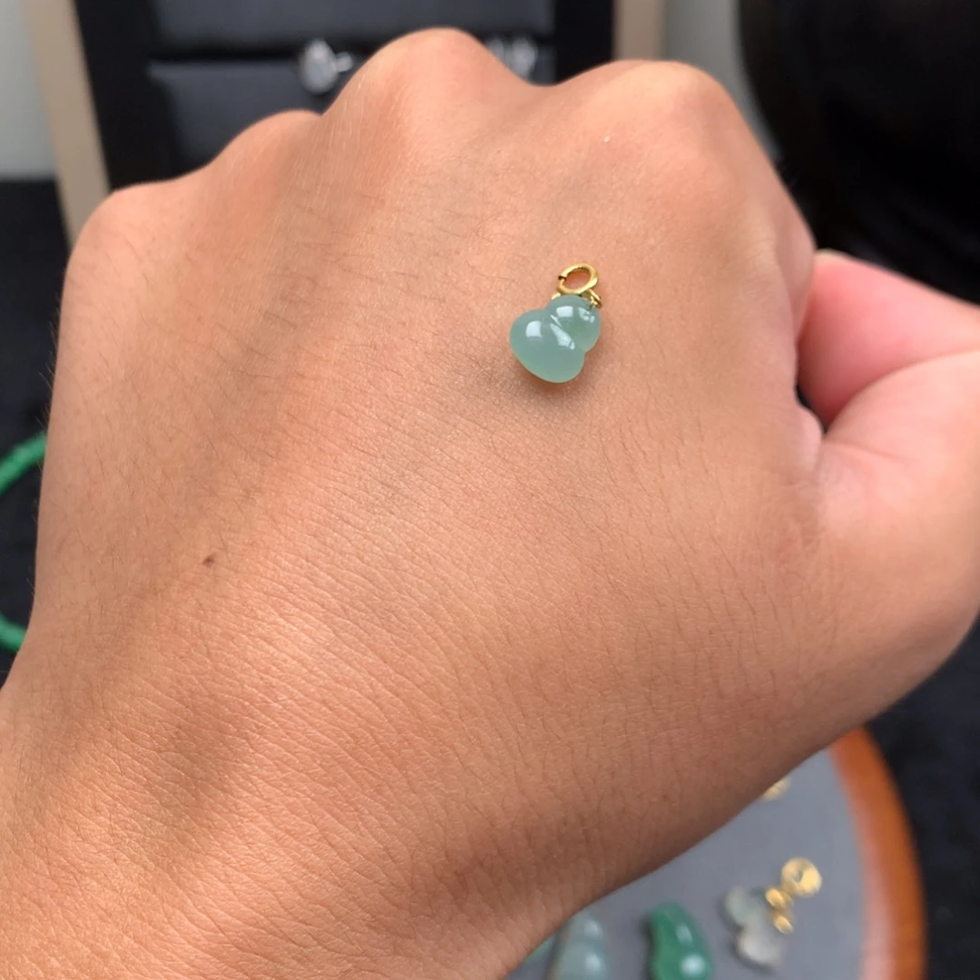 翡翠未镶嵌颈饰你是