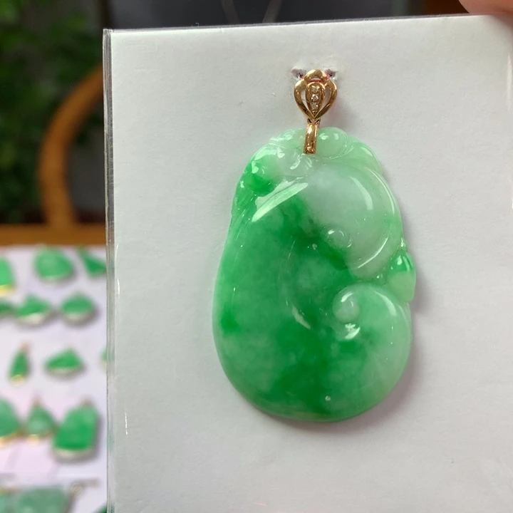 翡翠18K金镶嵌颈饰