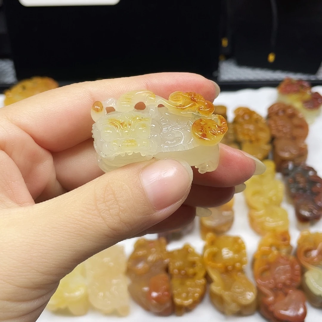 王***生石英质玉（黄龙玉）未镶嵌吊坠(不含链)