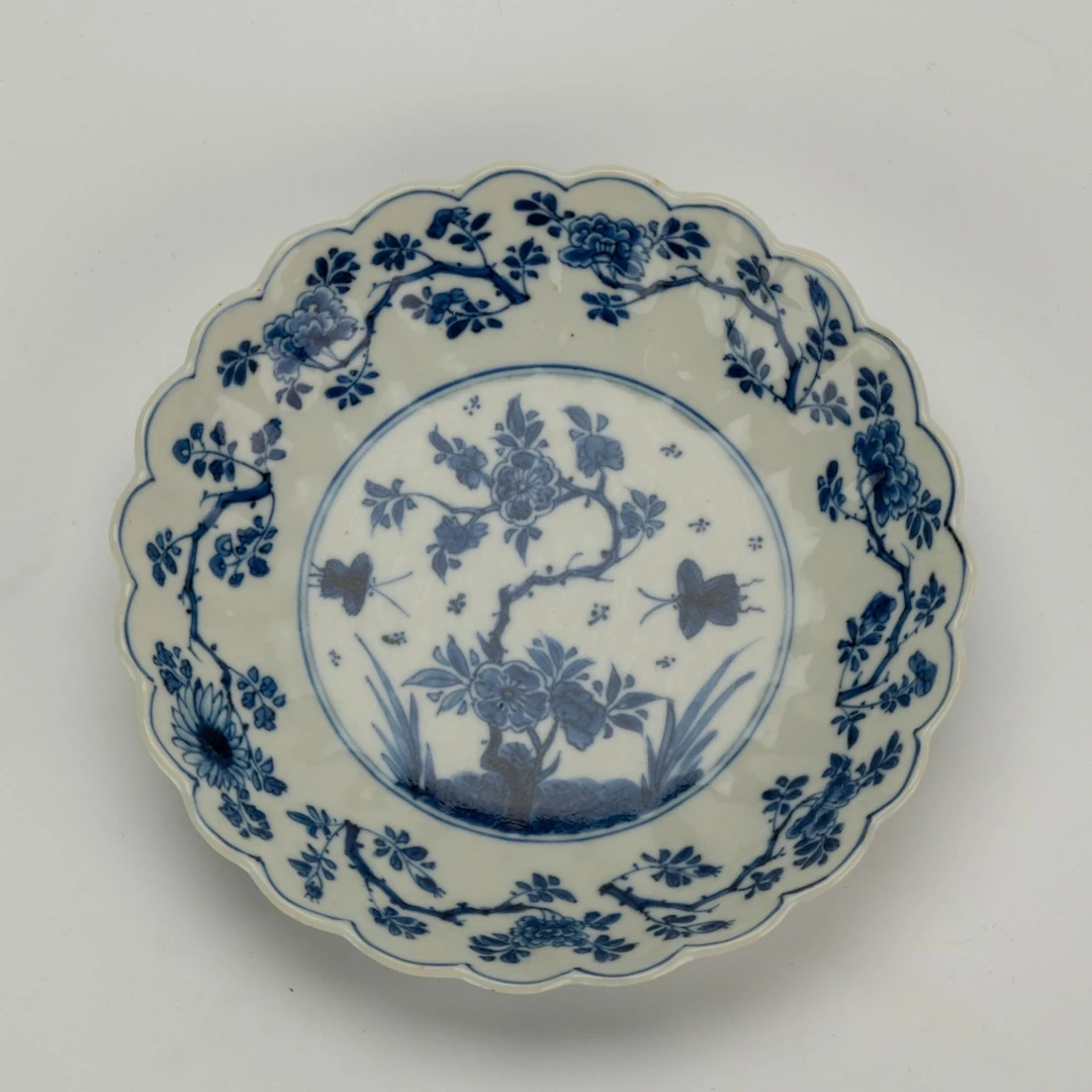 清康熙青花蝶恋花瓜棱花口盘【古董拍卖】SHZJ-00036