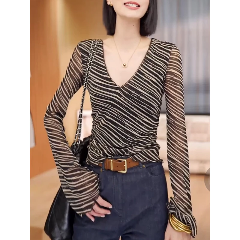 2025夏季新款时尚V领时髦洋气斑马纹长袖T恤女装小众修身显瘦上衣