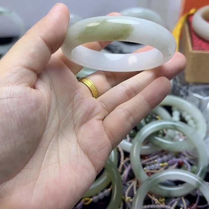 石英岩玉未镶嵌手镯