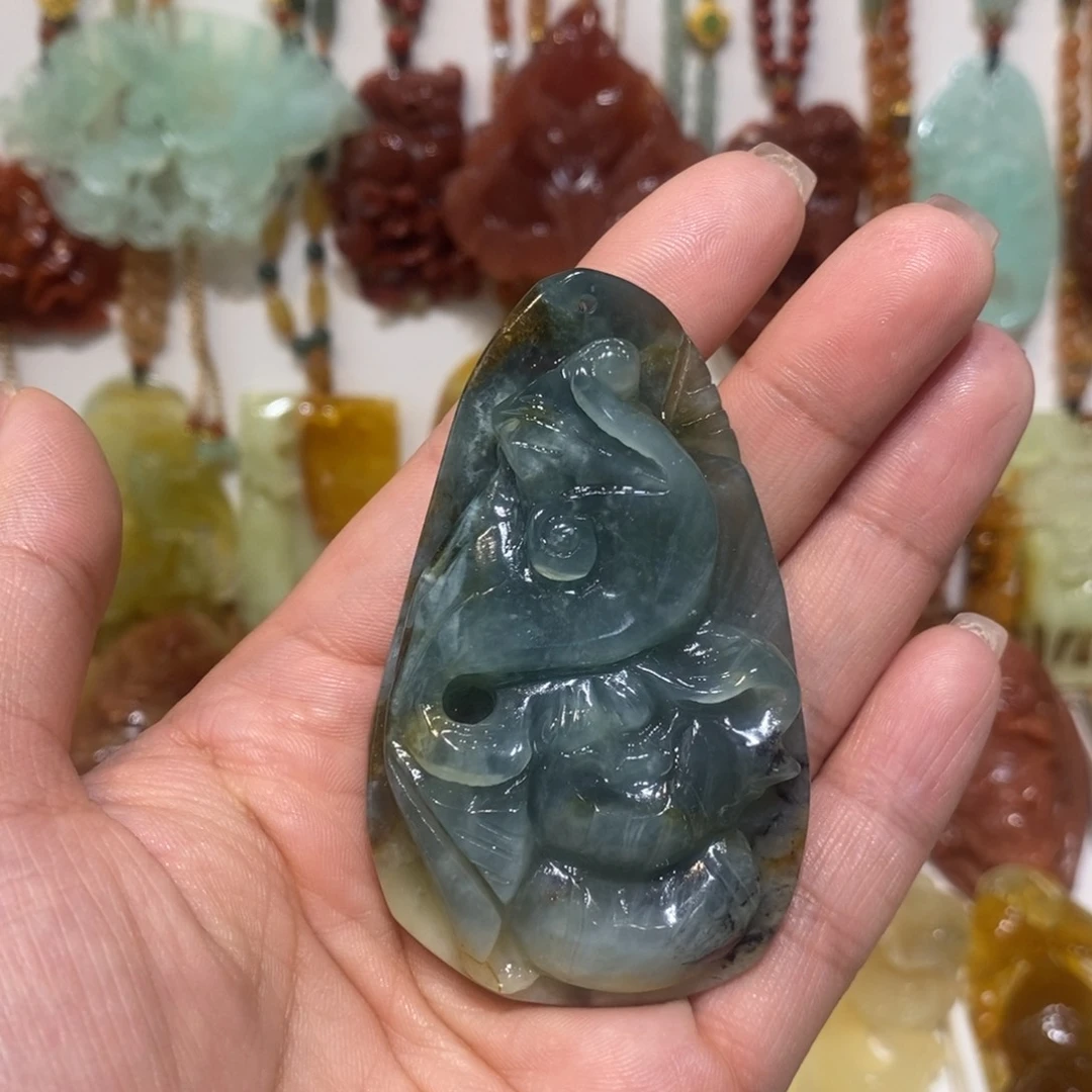 蛇纹石玉未镶嵌颈饰