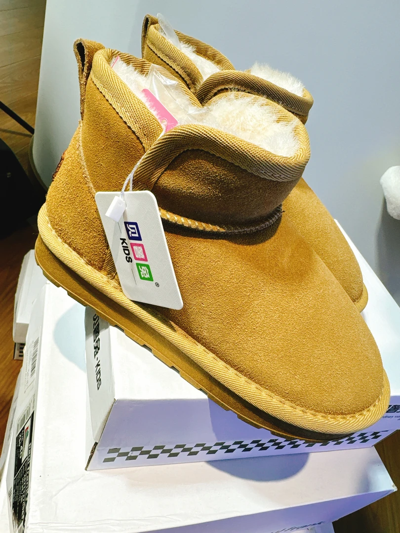 A611。棕色冬季男女通用雪地靴短靴防滑宝宝加厚