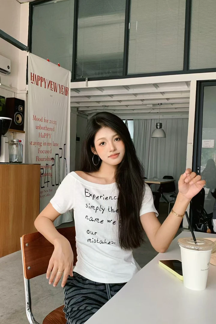 不规则斜肩字母针织短袖T恤女夏季小个子修身设计感露肩上衣SY013