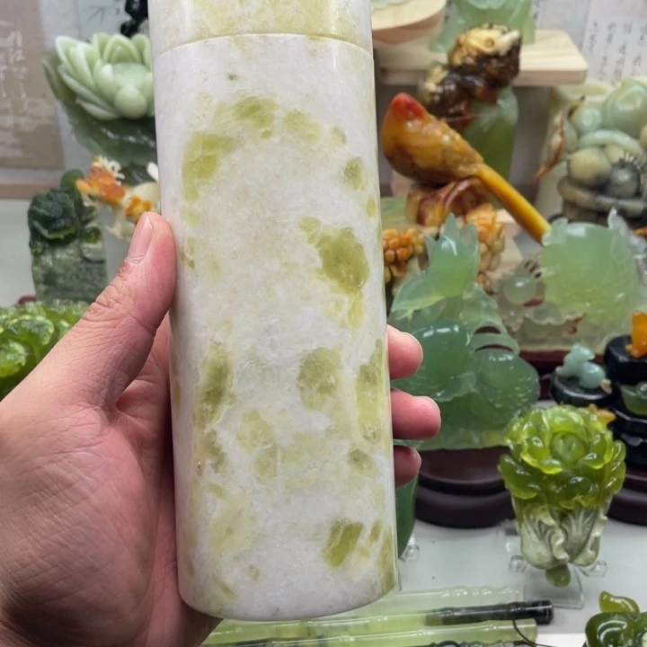 蛇纹石玉未镶嵌四大名玉杯子