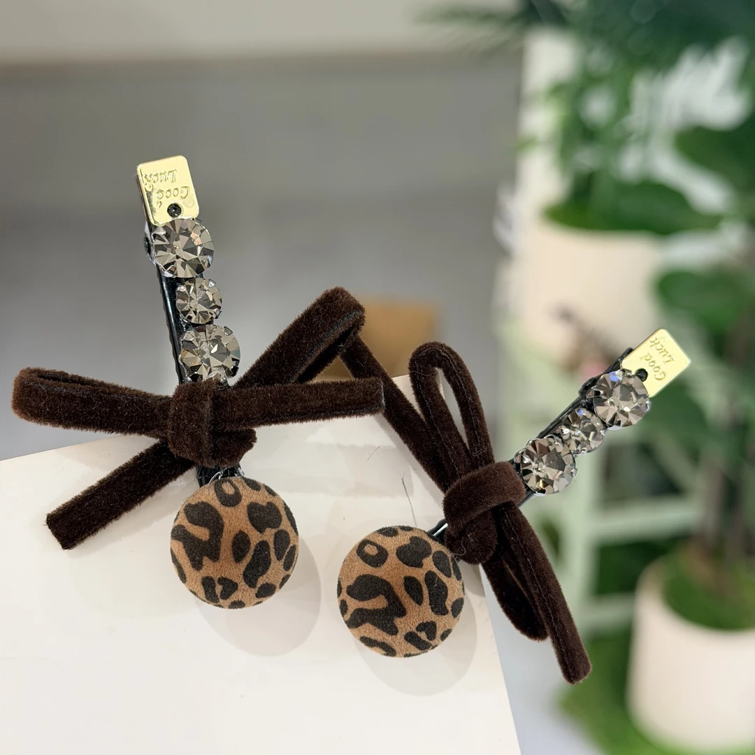精品水晶新款豹纹植绒糖豆蝴蝶结时尚六公分压夹WM-1337（对）