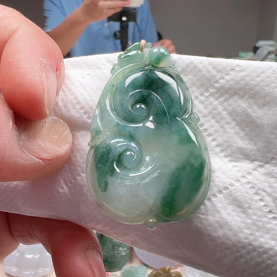 翡翠未镶嵌颈饰如意
