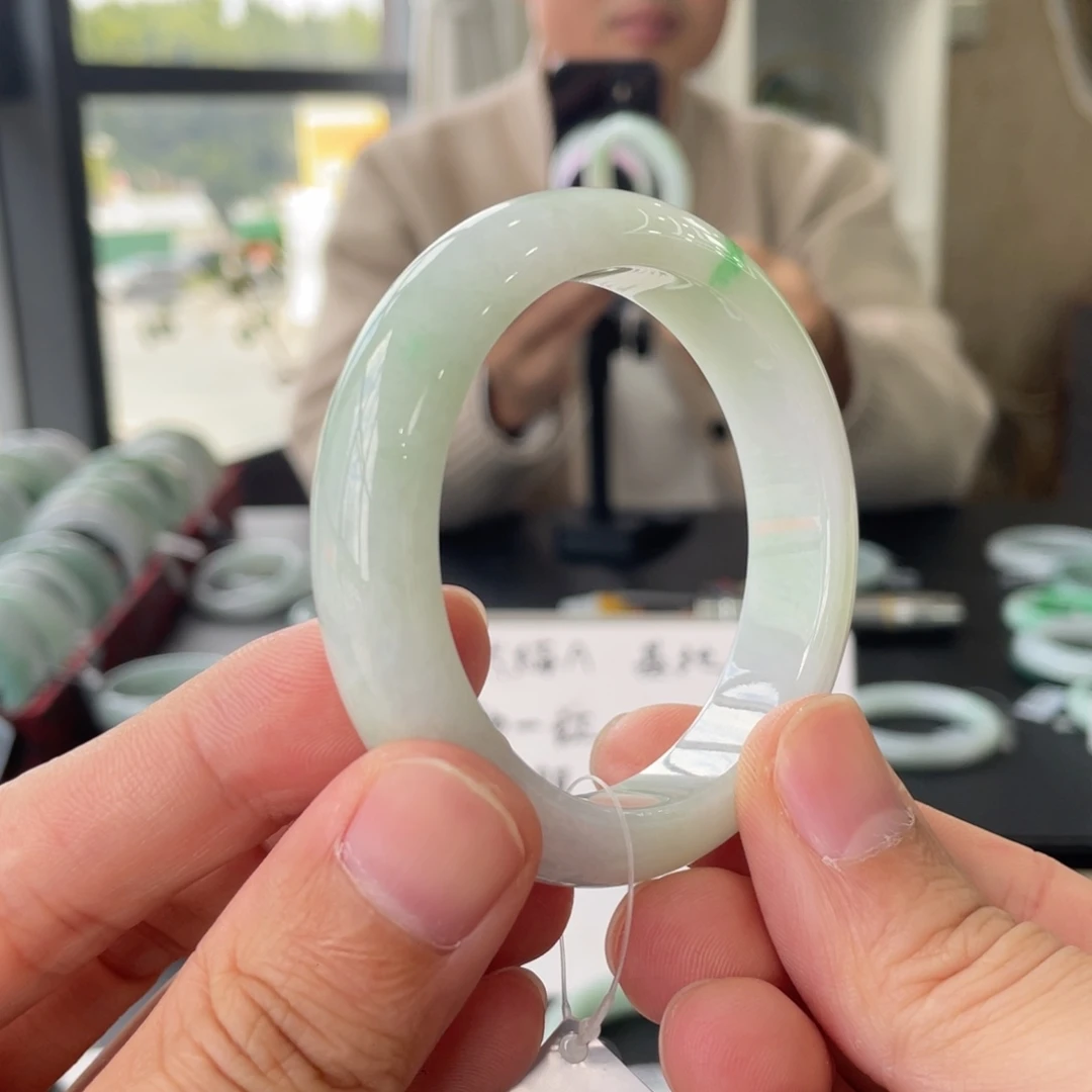 如***一翡翠未镶嵌手镯53.5