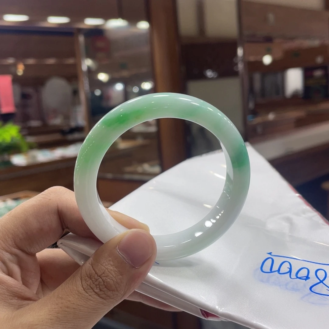 【闪购商品】未镶嵌手镯翡翠是***?