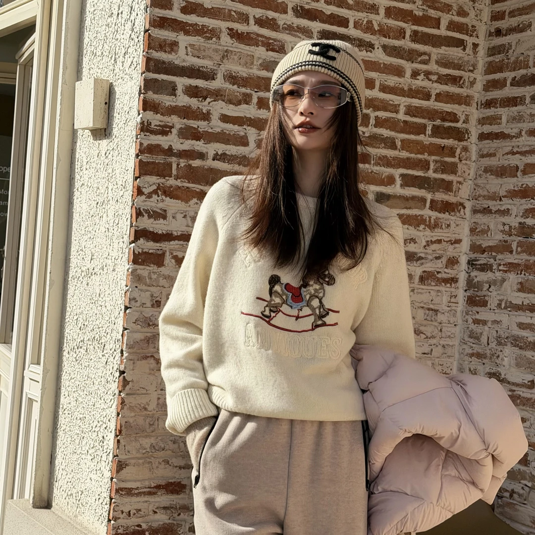 HELA AOMI “小马驹”木马刺绣圆领长袖针织衫套头上衣CY4DM31533