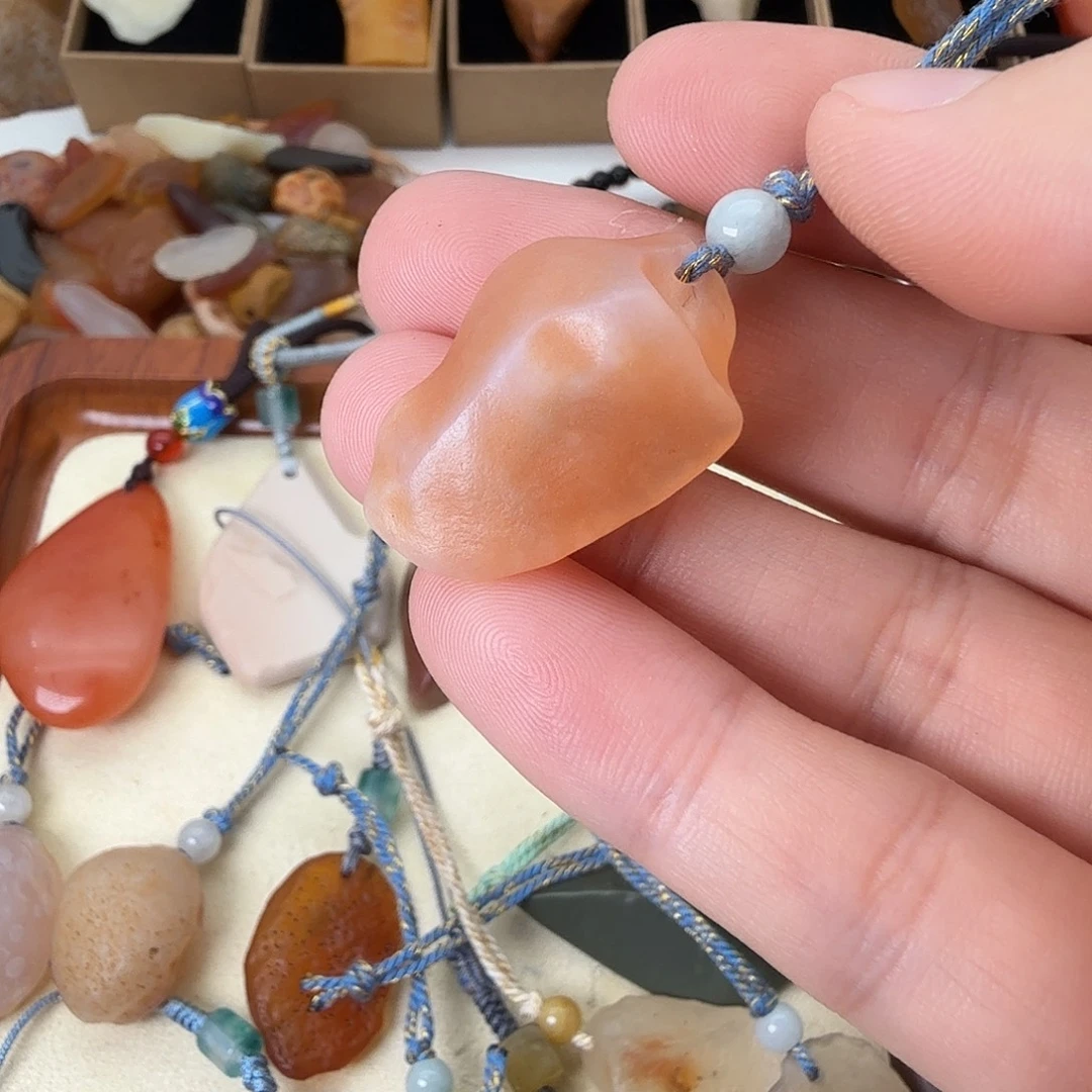 淡***…只买单纯的吊坠，没带链子，属的性质。