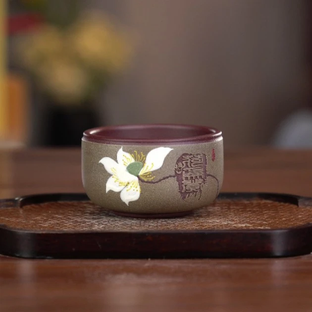 8048 宜兴宜兴紫砂 蟹壳青粉浆段泥堆绘荷花主人杯 NX 130ML 左右