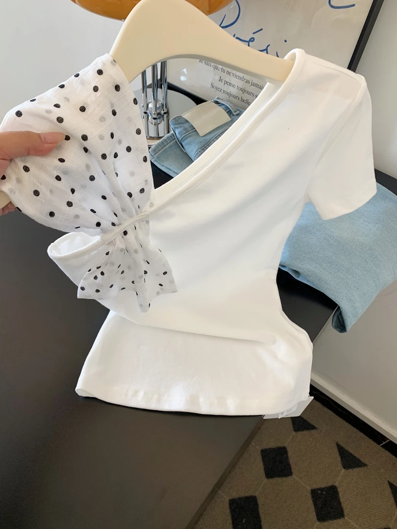 韩系设计感波点蝴蝶结斜肩短袖t恤女夏季气质露肩修身超好看上衣