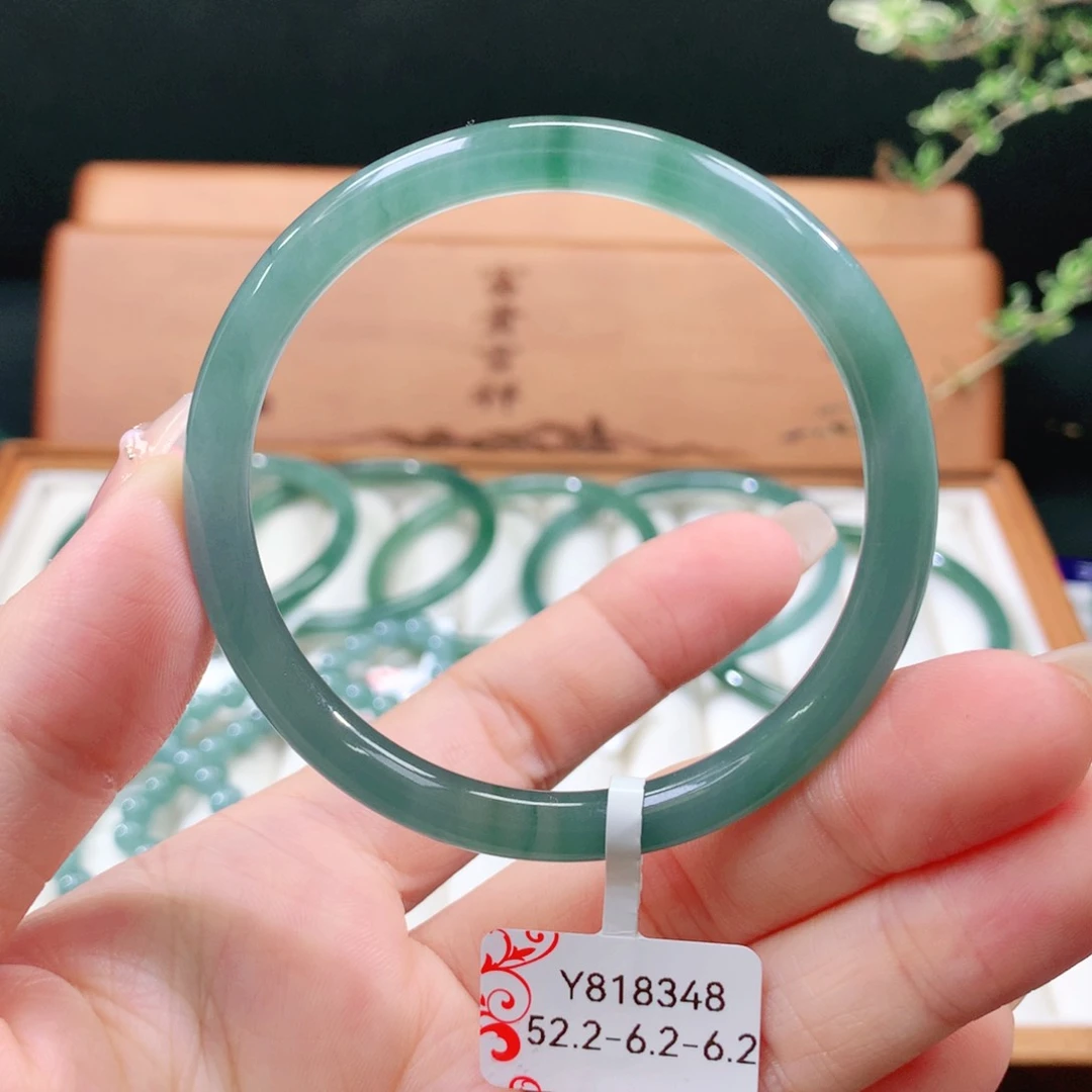 翡翠手镯未镶嵌天然