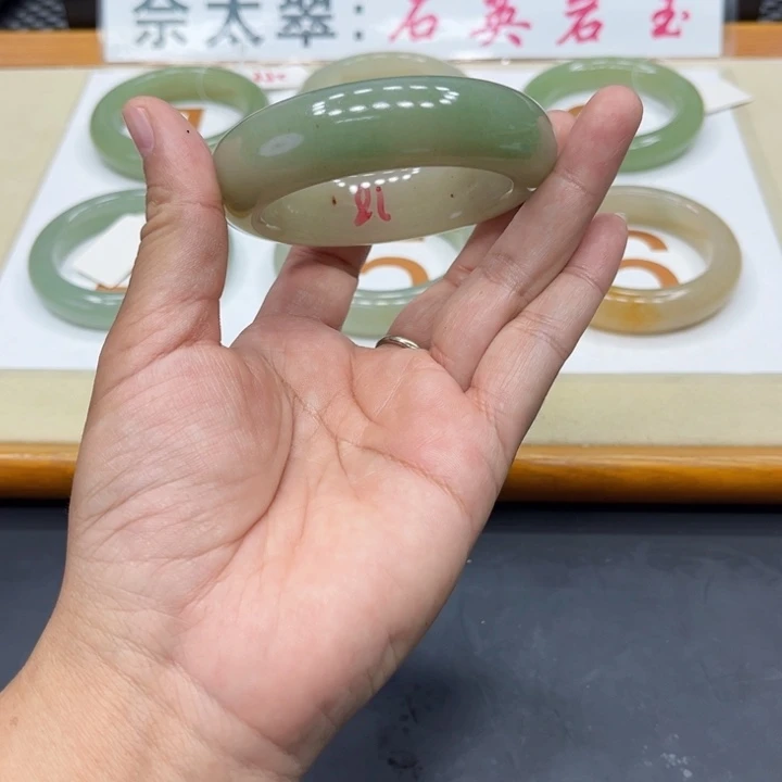 未镶嵌手镯石英质玉人****1