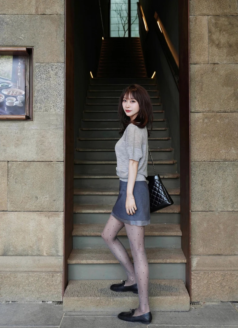 2025春夏新款韩系立体手工花朵浅灰色圆领针织衫百搭灰色半身裙