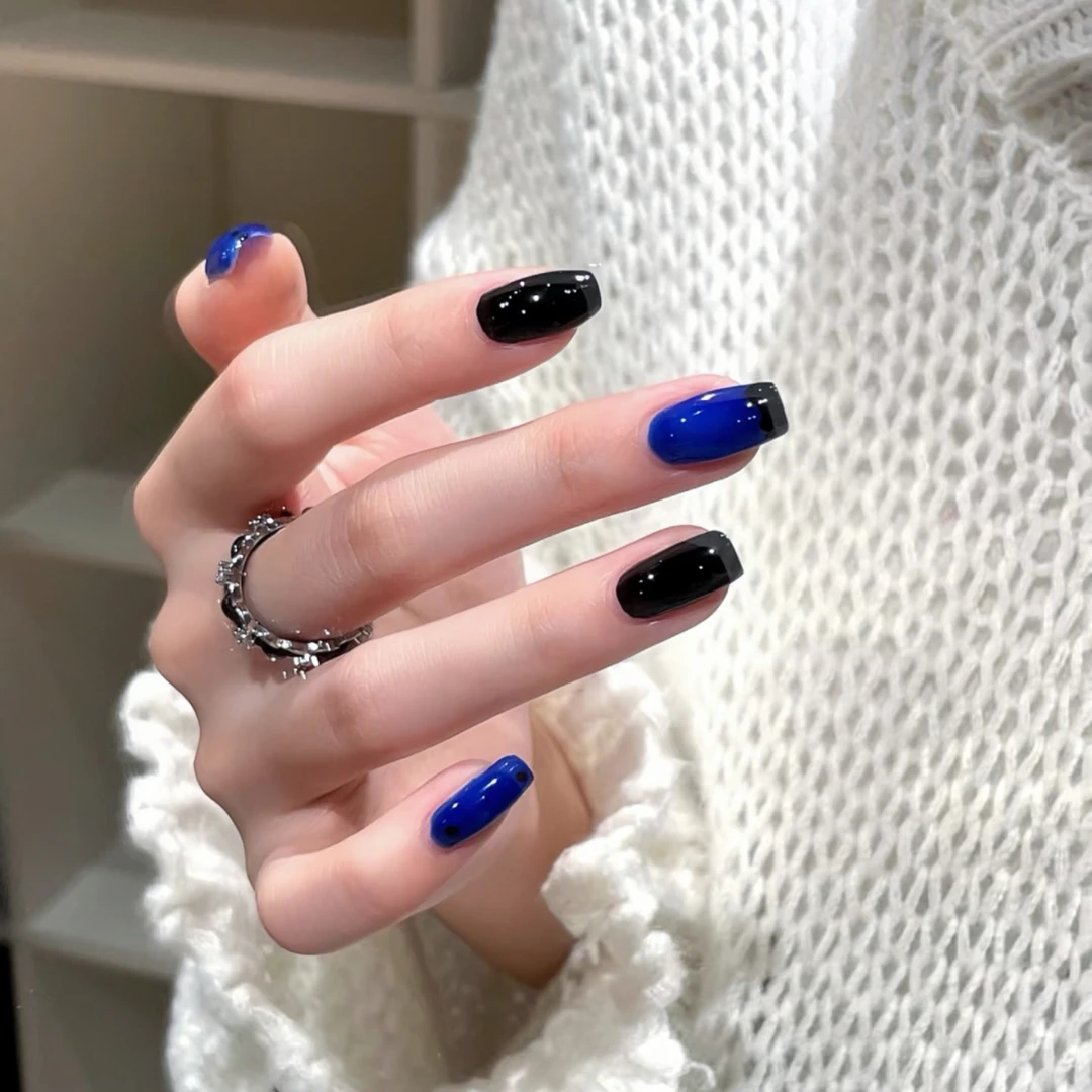 2025年新款蓝色涂鸦手工穿戴甲高级显白酷黑跳蓝纯色美甲贴片可拆