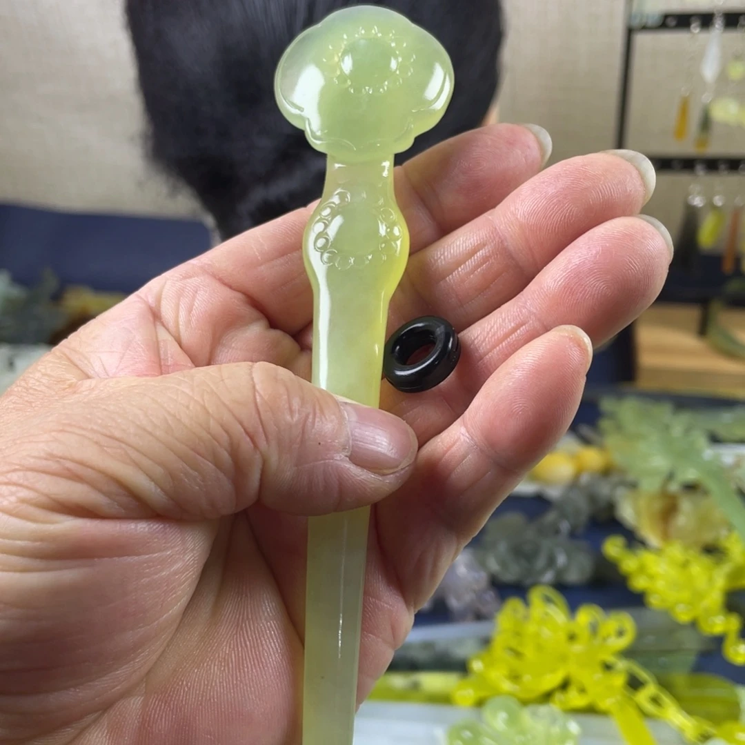 温***的蛇纹石玉未镶嵌发饰