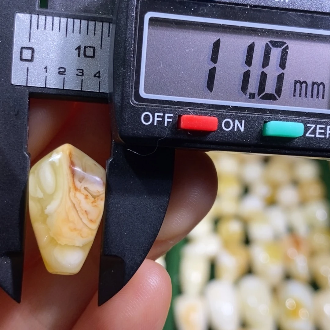 蜜蜡未镶嵌裸石配饰