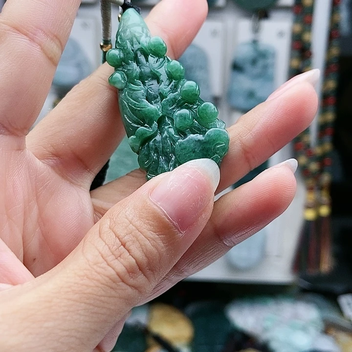 颈饰足铂镶嵌翡翠翡翠