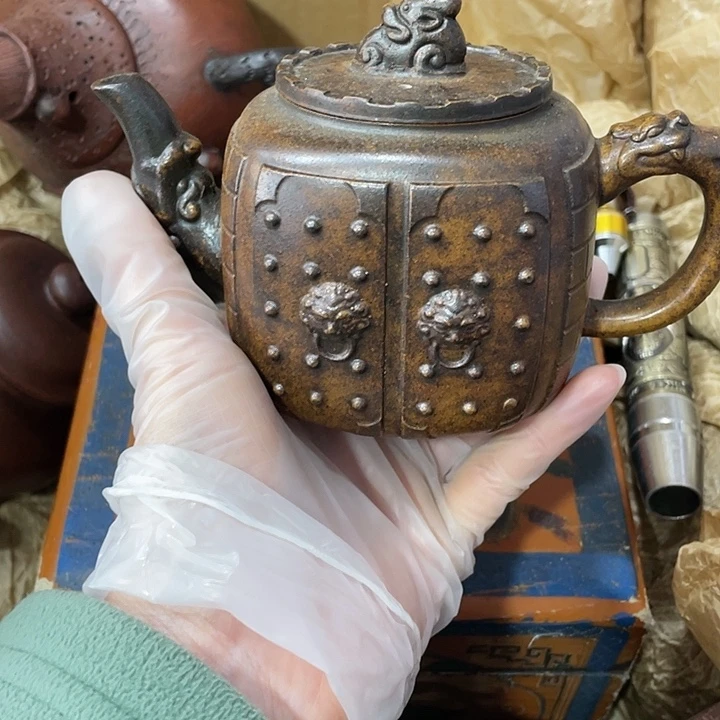 紫砂茶壶矿泥料，纯手工制作的一把紫砂壶。