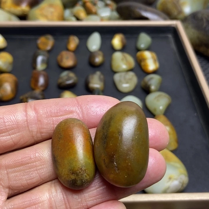 青***松和田玉（糖玉）未镶嵌珠宝奇石