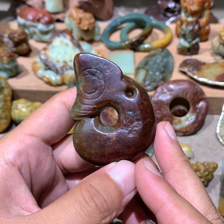未镶嵌岫岩河磨玉（透闪石质玉）挂件