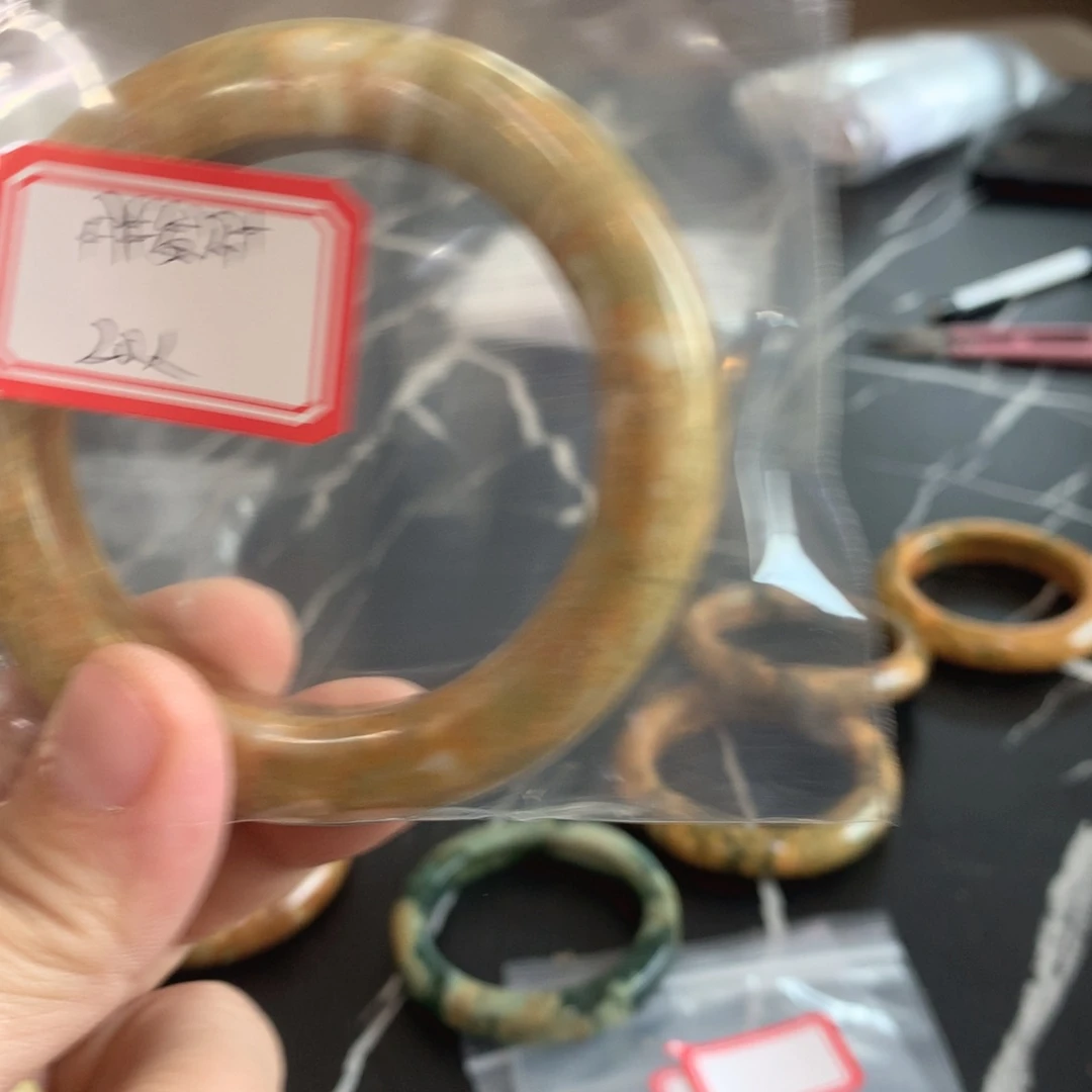 透闪石-蛇纹石玉手镯未镶嵌胖*财