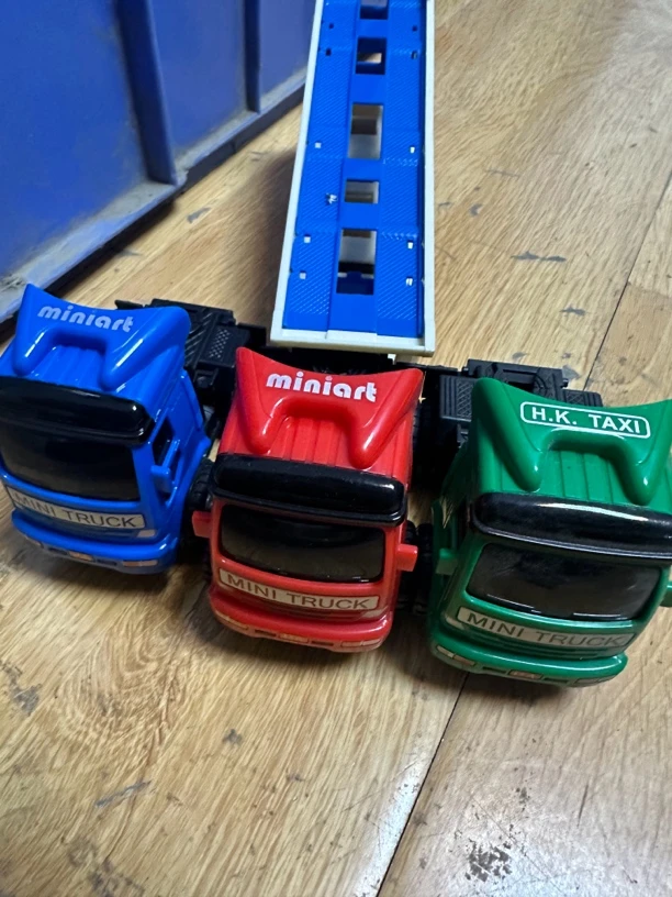 三个玩具车一个挂随机默认微瑕