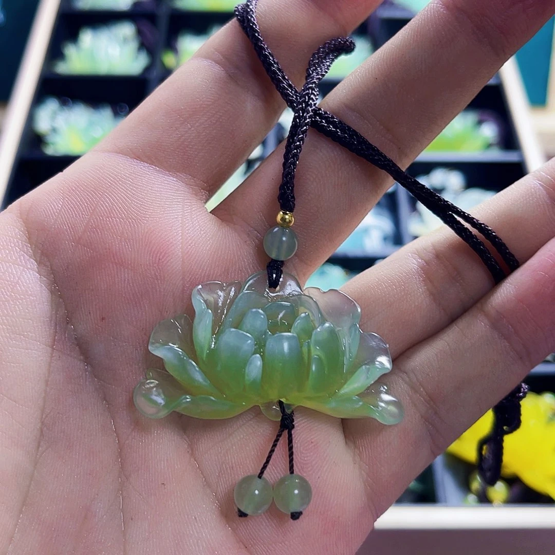 李***洁蛇纹石玉未镶嵌颈饰