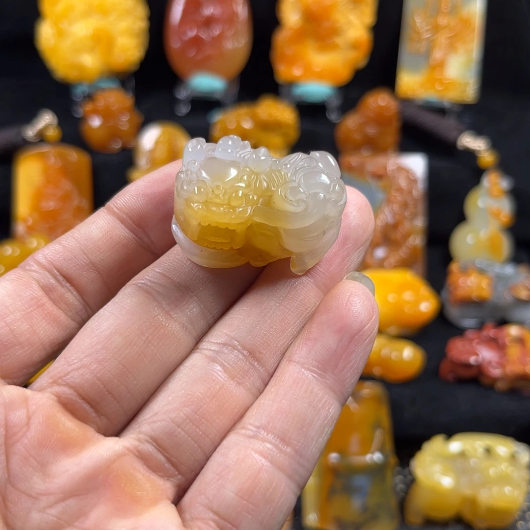 石英质玉（黄龙玉）未镶嵌颈饰