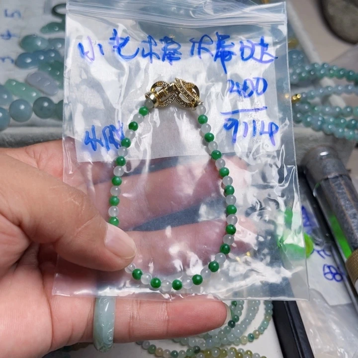 小***哒颈饰未镶嵌翡翠手串