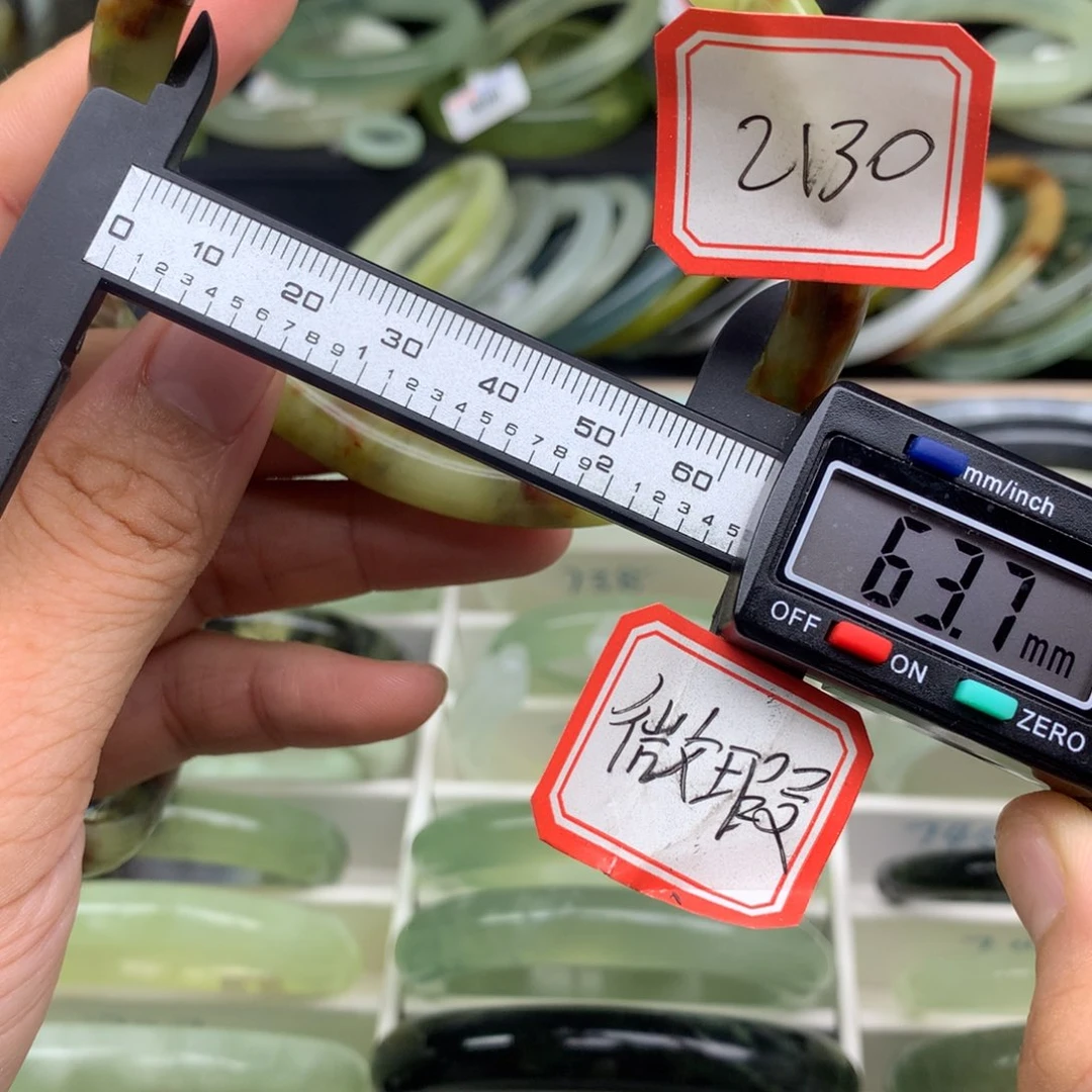 阿***妙未镶嵌蛇纹石玉手镯2130