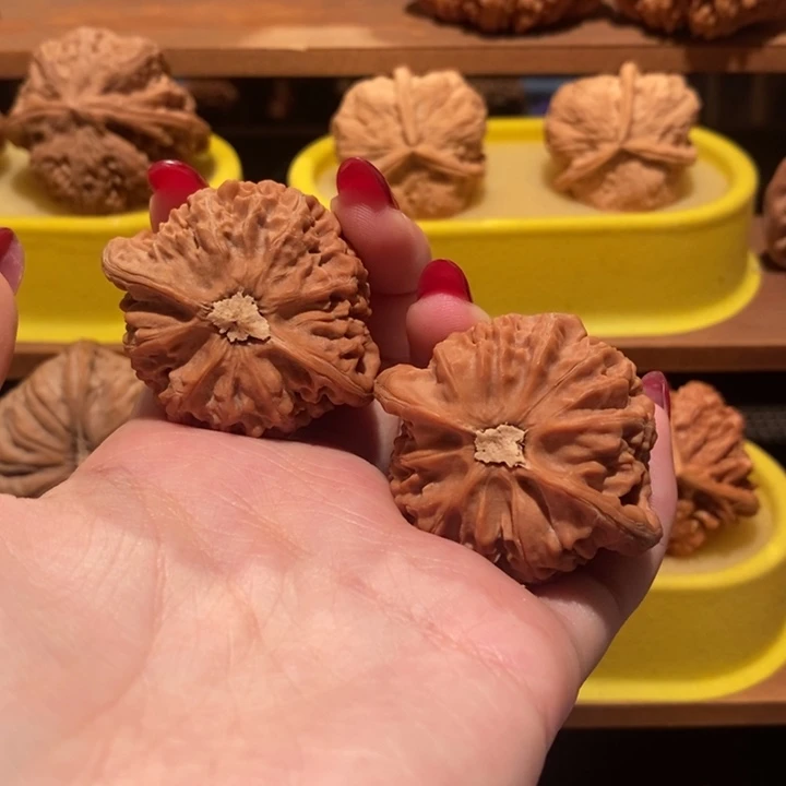 荆***芥吊坠文玩核桃宫灯