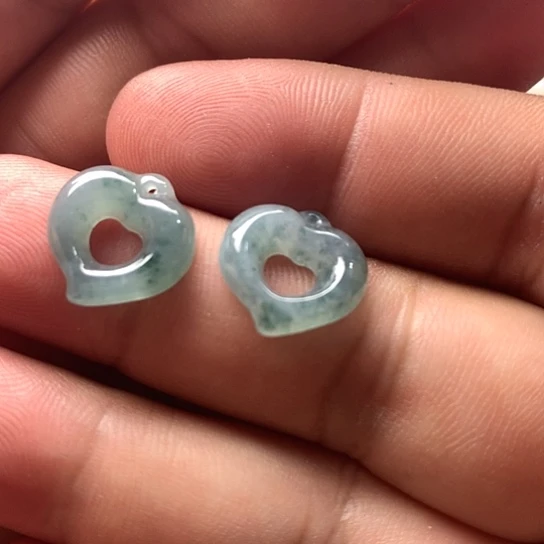 翡翠未镶嵌颈饰一对