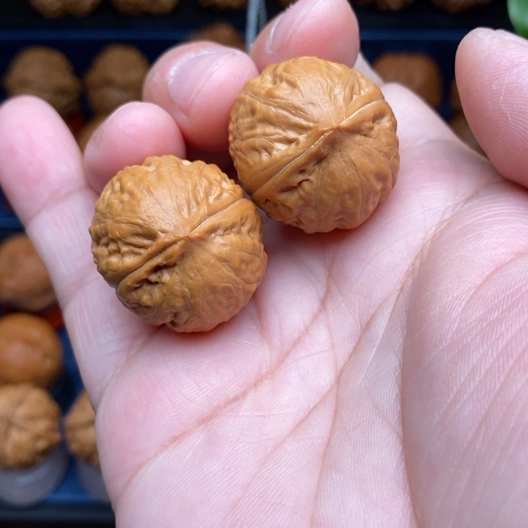 文玩核桃把件手捻龙珠