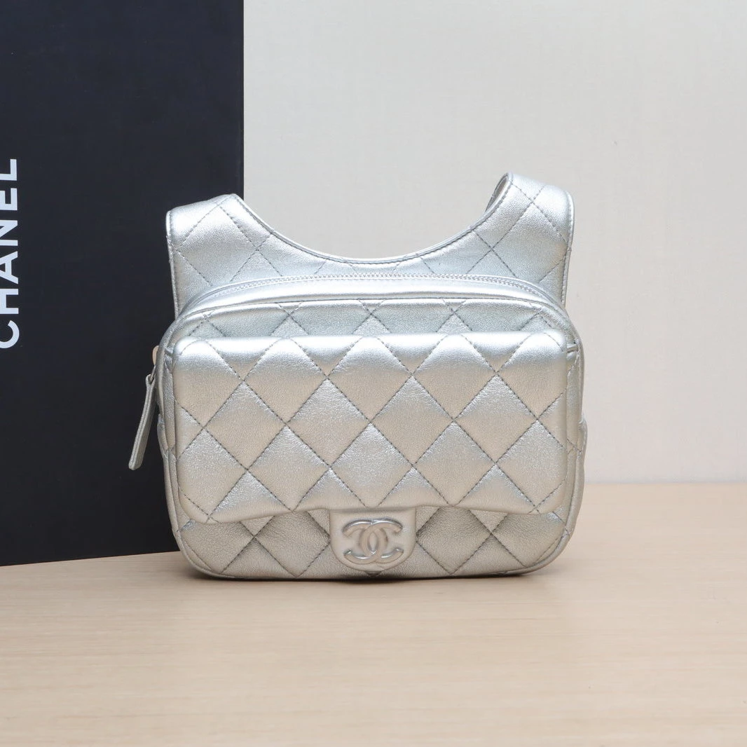 99新 Chanel/香奈儿 【小花黑黑】银色 24C 太空银 双肩包 19CM