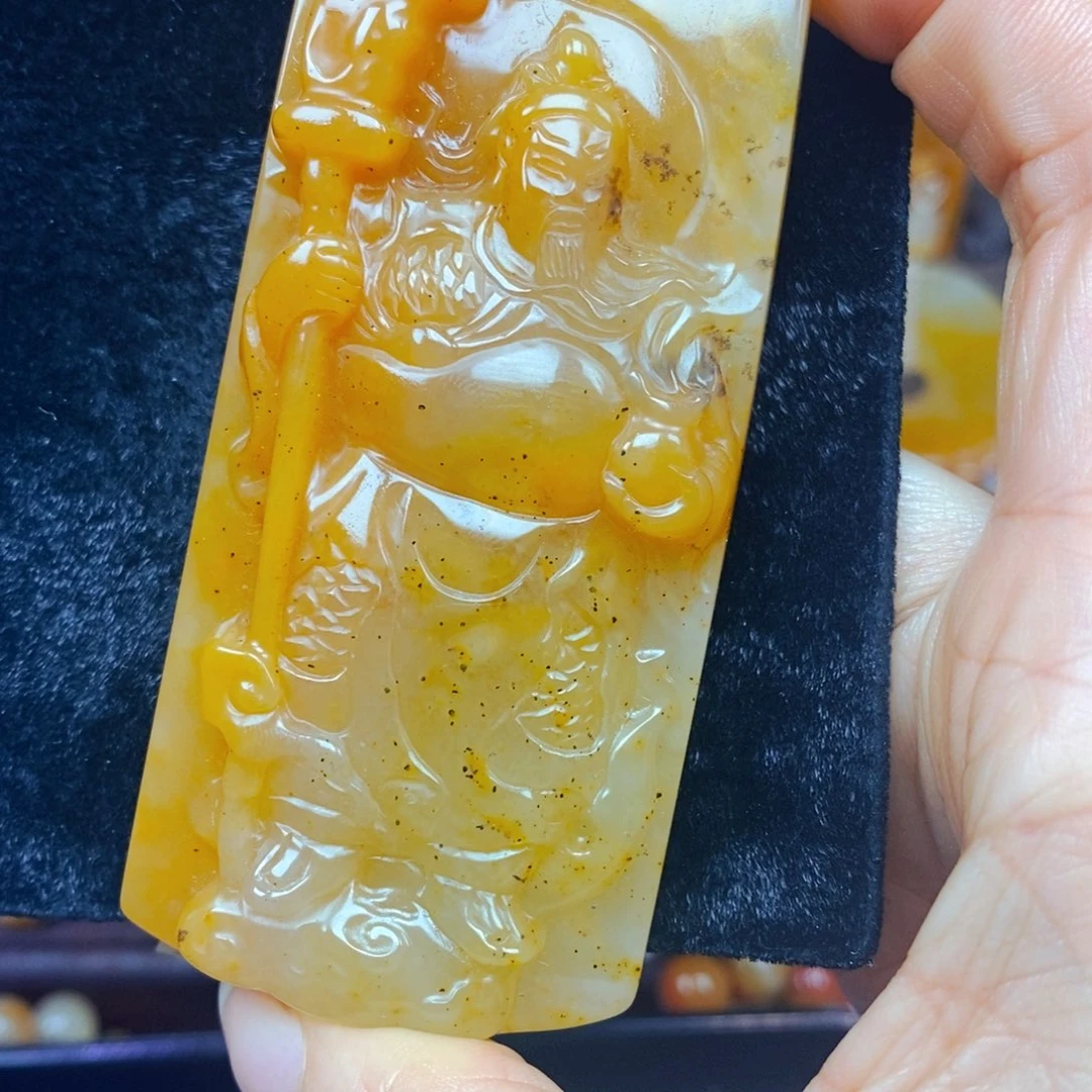 未镶嵌石英质玉（黄龙玉）颈饰