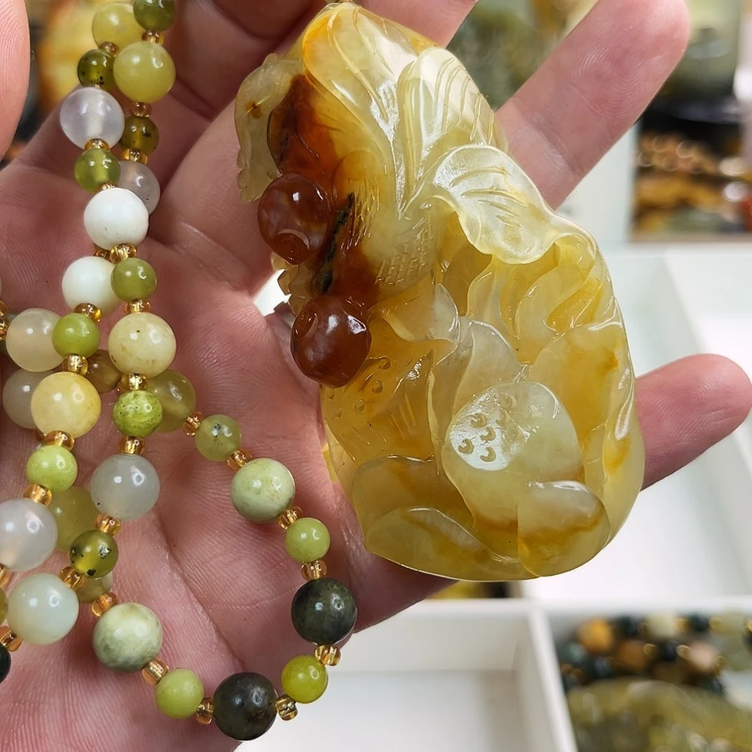 蛇纹石玉颈饰未镶嵌