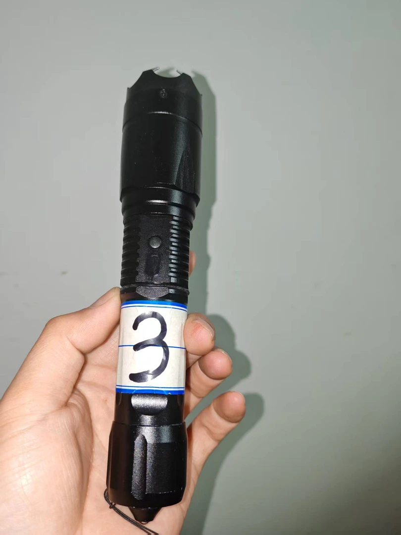 户外多功能强光手电具备电击防骚扰功能适合骑行露营徒步