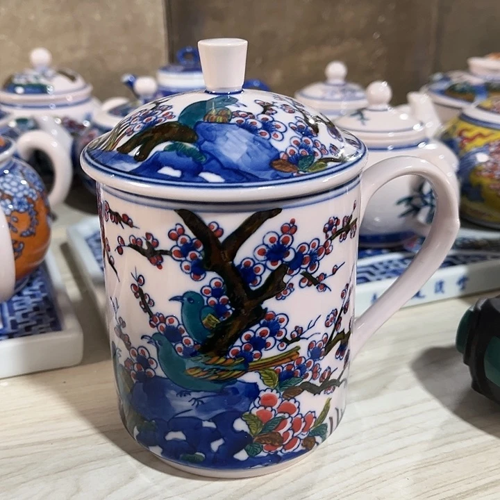 瓷片////景德镇陶瓷杯子。红。