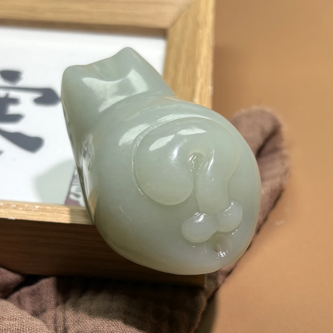 且末青白料大猪咪手把件 克重181克