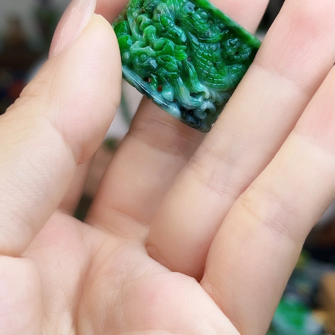 翡翠未镶嵌颈饰戒指