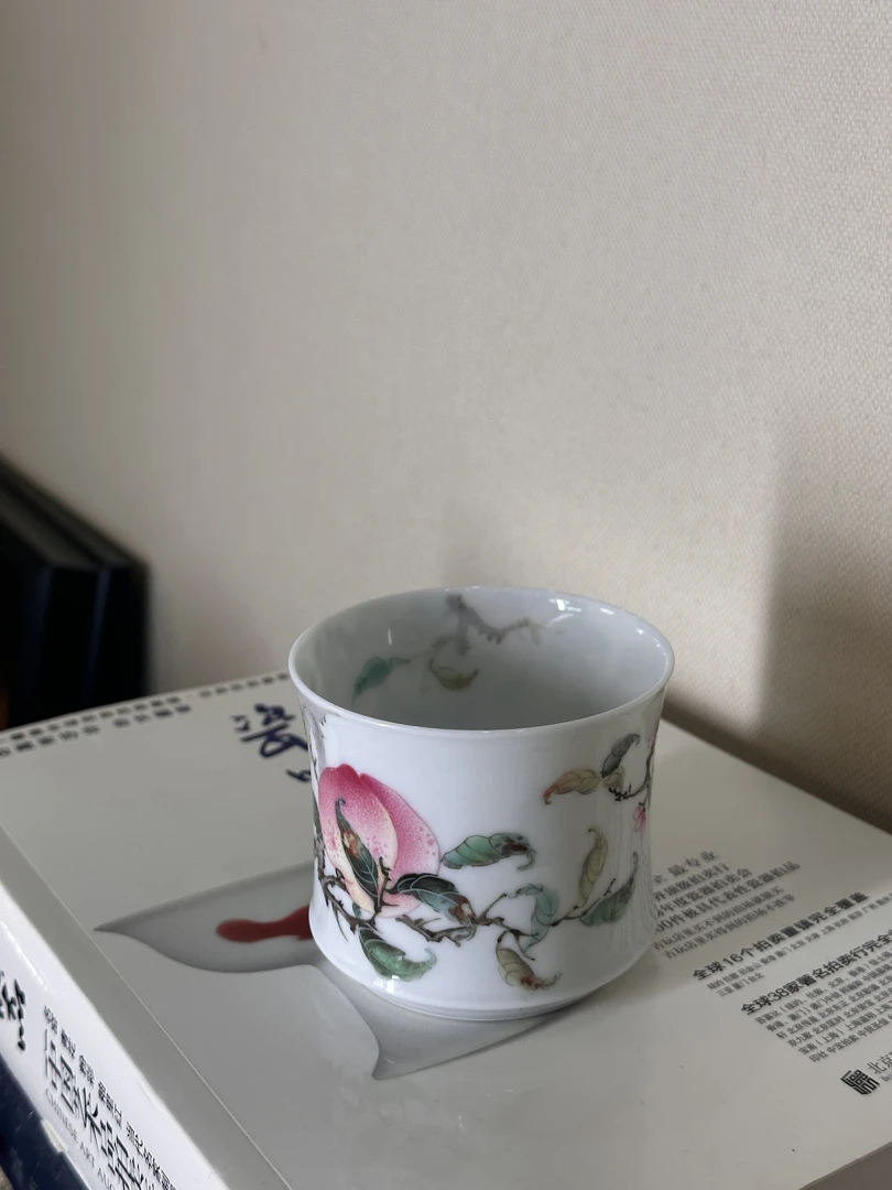 粉彩画六桃主人杯鼓腰杯