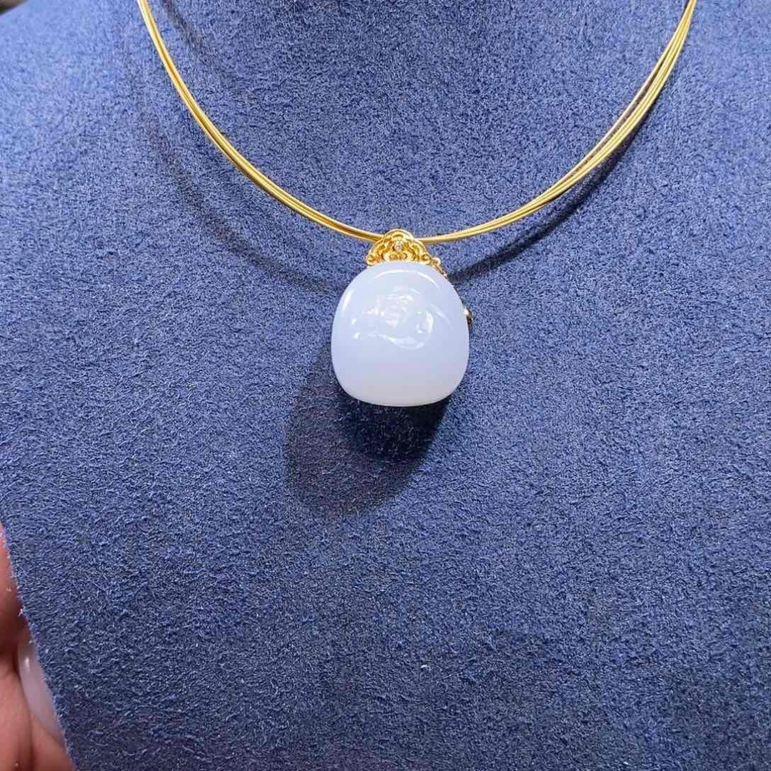 和田玉18K金镶嵌颈饰